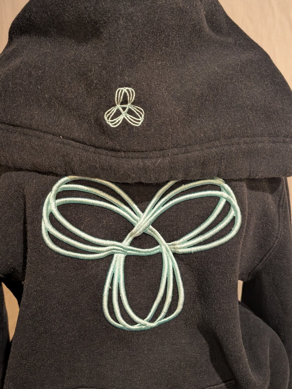 TNA Aritzia Charcoal Gray Baltic Hoodie with Teal Embroidered Logo Size Medium - Picture 6 of 10